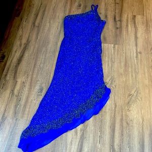 Beautiful blue prom queen dress size L by Scala, reopen to L resize to S